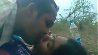 Aventura Sexual Ao Ar Livre Em Um Cenário De Selva Com Atores Do Sul Da Ásia